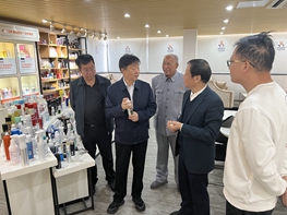 岳氏集團(tuán)岳平安董事長帶隊考察無錫伙伴日化科技有限公司